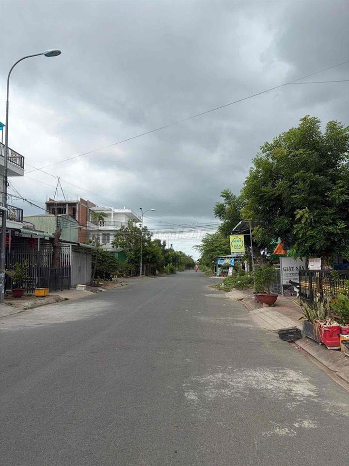 Nhà lầu mới đẹp 3 phòng KDC Long Thịnh