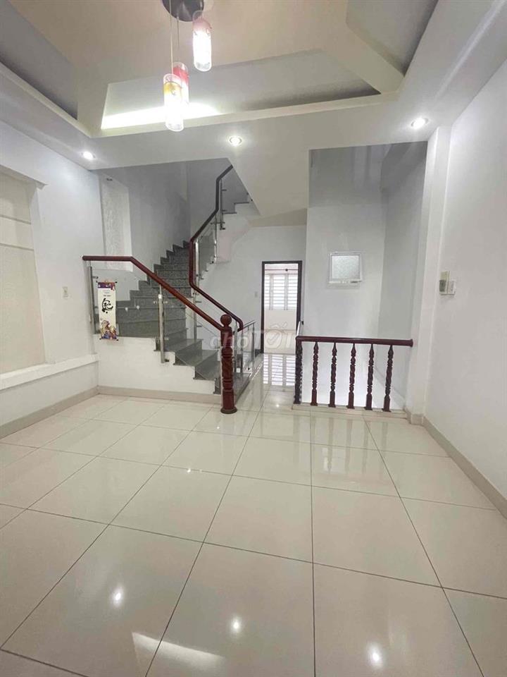 Nhà 2 lầu 5 phòng Mặt tiền Trần Hoàng Na