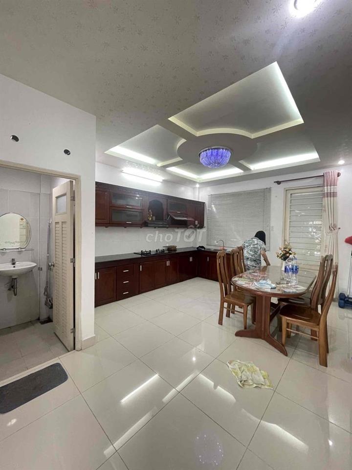 Nhà 2 lầu 5 phòng Mặt tiền Trần Hoàng Na