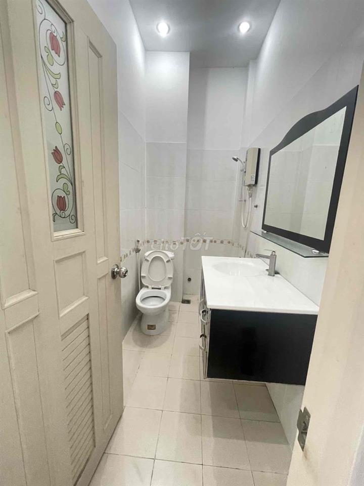 Nhà 2 lầu 5 phòng Mặt tiền Trần Hoàng Na