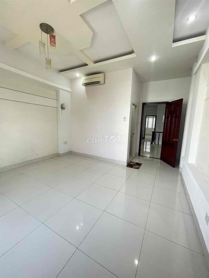 Nhà 2 lầu 5 phòng Mặt tiền Trần Hoàng Na