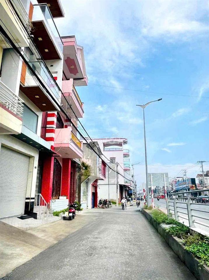 Nhà 2 lầu mặt tiền Trần Hoàng Na