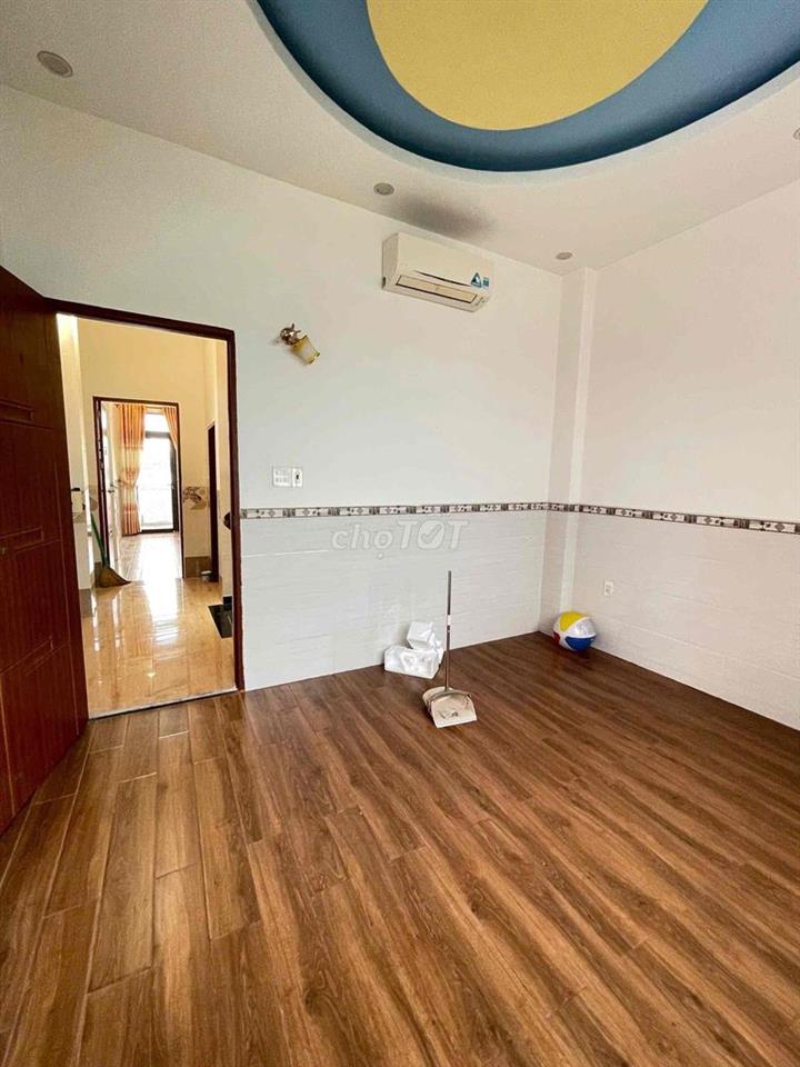 Nhà 2 lầu mặt tiền Trần Hoàng Na