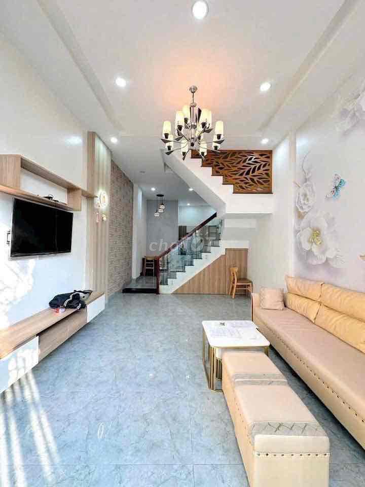 Nhà lầu 2 phòng full nội thất gần Vincom Hùng Vương
