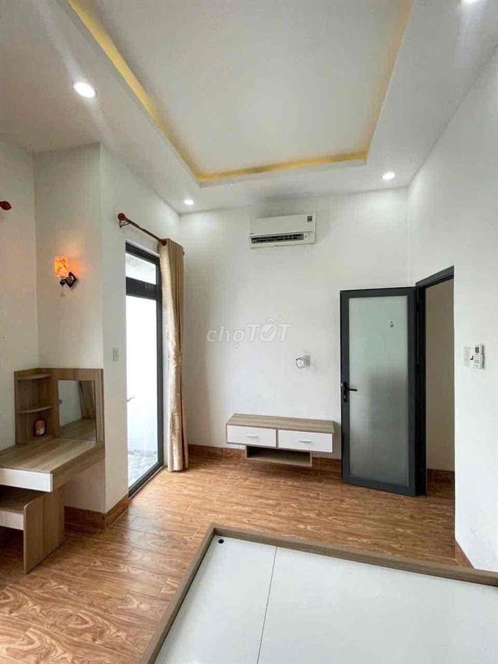 Nhà lầu 2 phòng full nội thất gần Vincom Hùng Vương