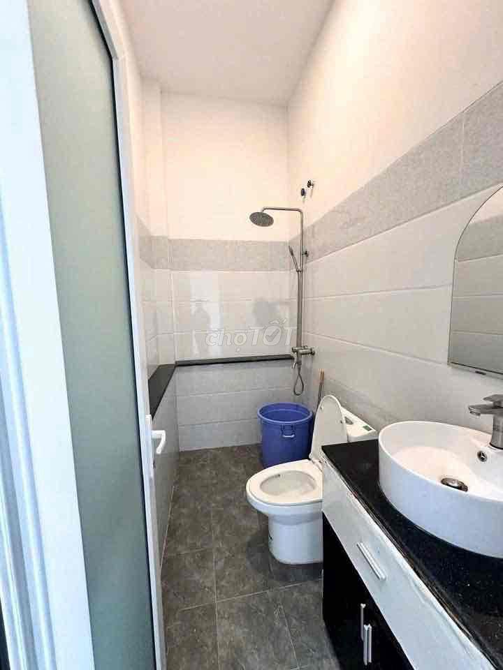 Nhà lầu 2 phòng full nội thất gần Vincom Hùng Vương