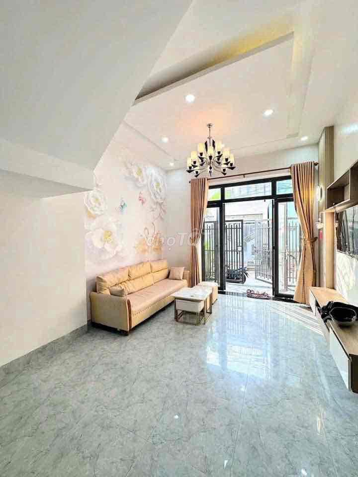 Nhà lầu 2 phòng full nội thất gần Vincom Hùng Vương