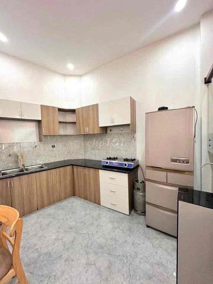 Nhà lầu 2 phòng full nội thất gần Vincom Hùng Vương