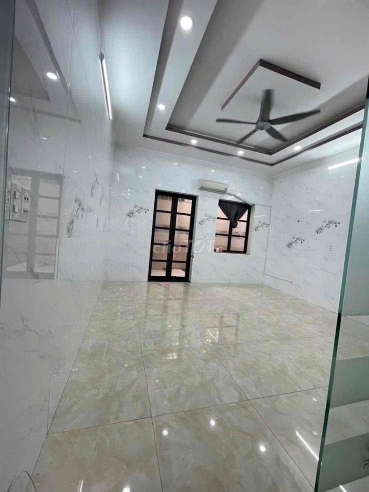 Nhà trệt 2 lầu KDC 586