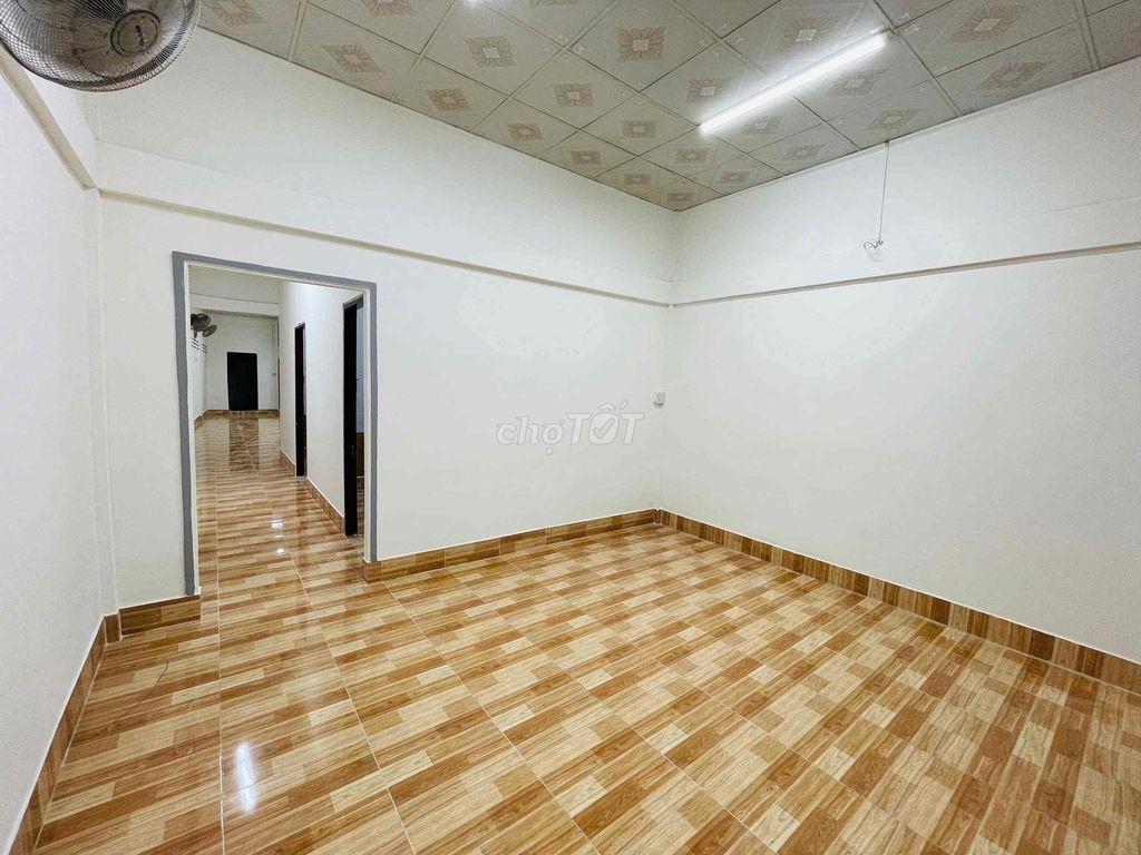 Nhà 5x30m 2 máy lạnh gần sân vận động QK9