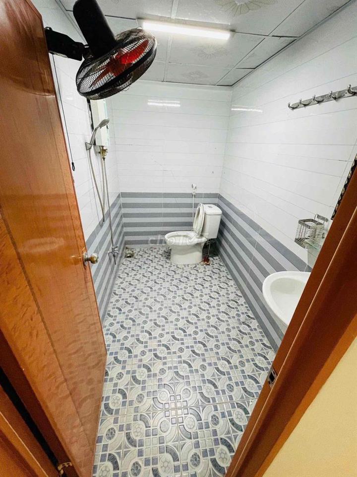 Nhà 5x30m 2 máy lạnh gần sân vận động QK9