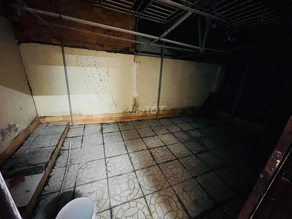 Nhà 5x30m 2 máy lạnh gần sân vận động QK9
