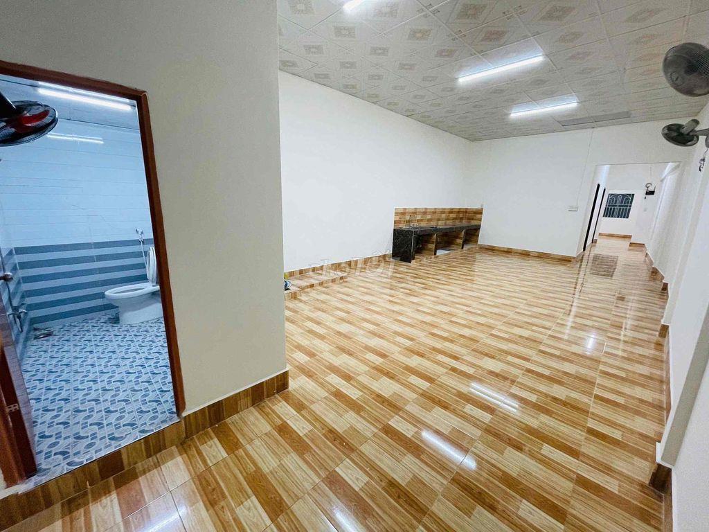 Nhà 5x30m 2 máy lạnh gần sân vận động QK9