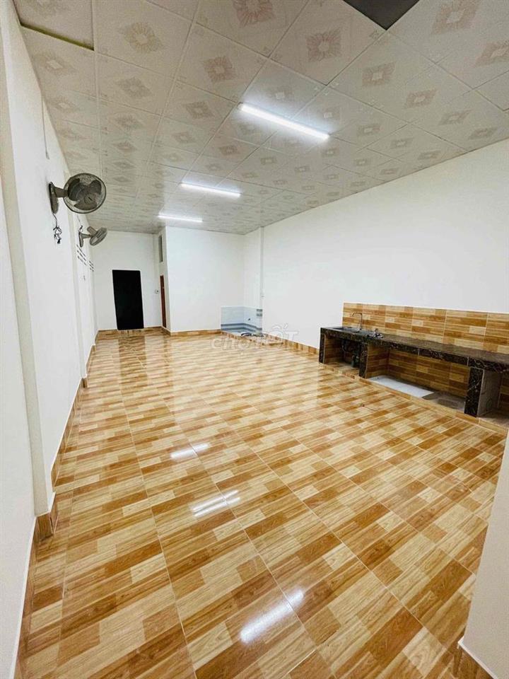 Nhà 5x30m 2 máy lạnh gần sân vận động QK9