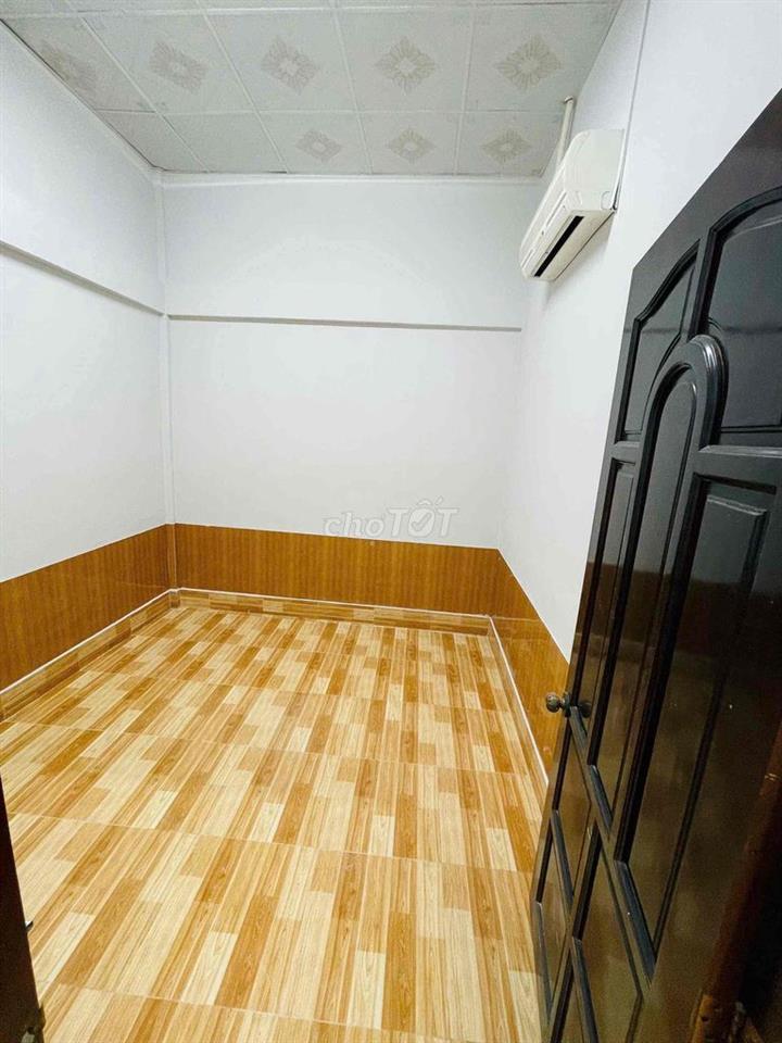 Nhà 5x30m 2 máy lạnh gần sân vận động QK9