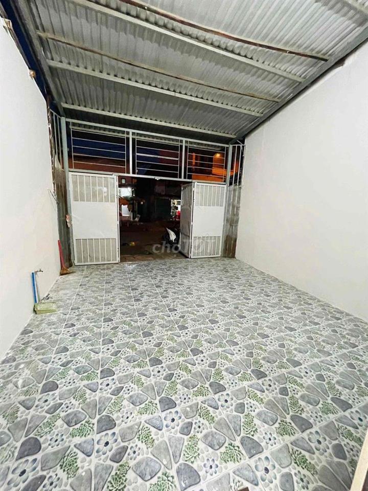 Nhà 5x30m 2 máy lạnh gần sân vận động QK9