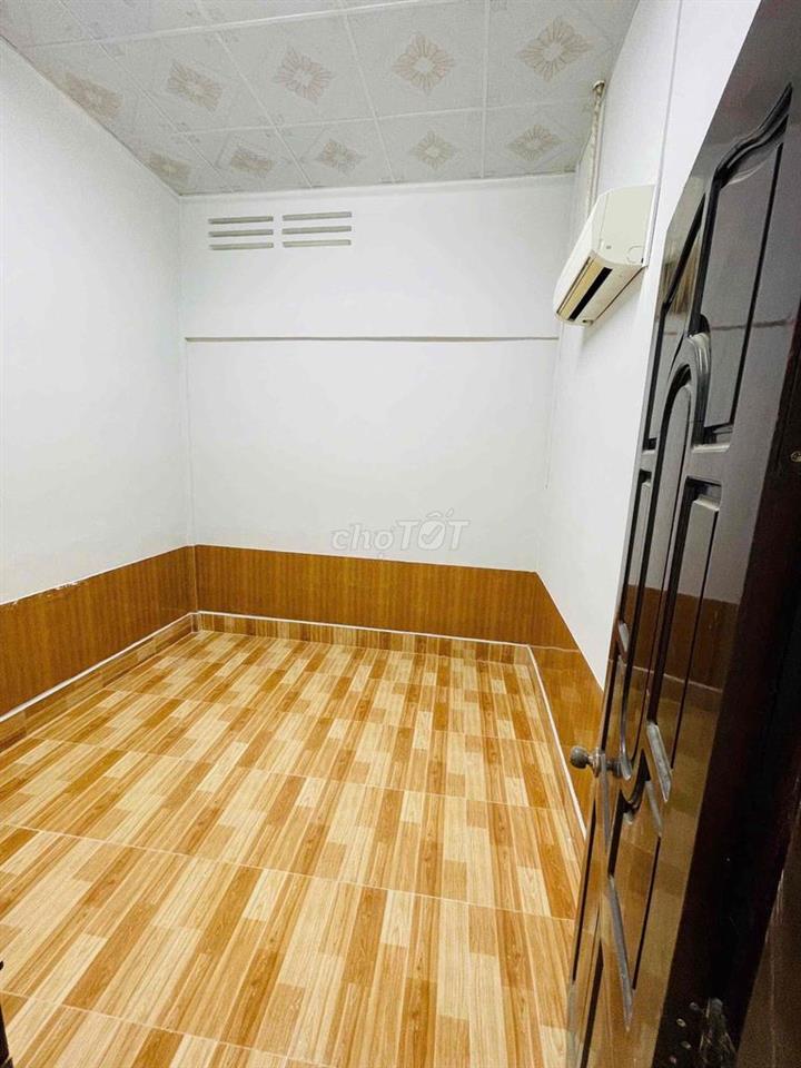 Nhà 5x30m 2 máy lạnh gần sân vận động QK9
