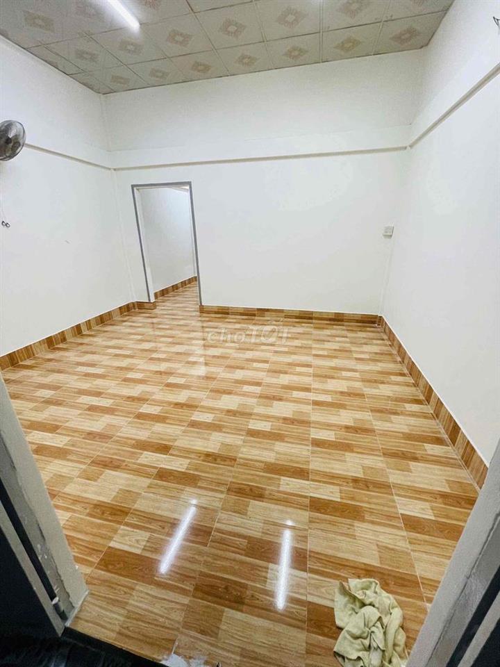Nhà 5x30m 2 máy lạnh gần sân vận động QK9