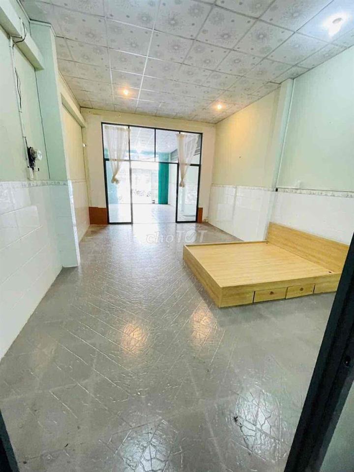 Nhà trống suốt KDC Hồng Phát