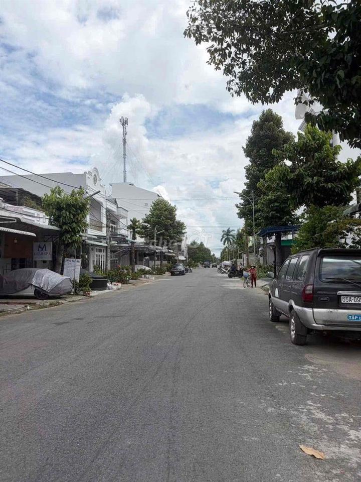 Nhà 10x17m trống suốt kdc Hồng Loan