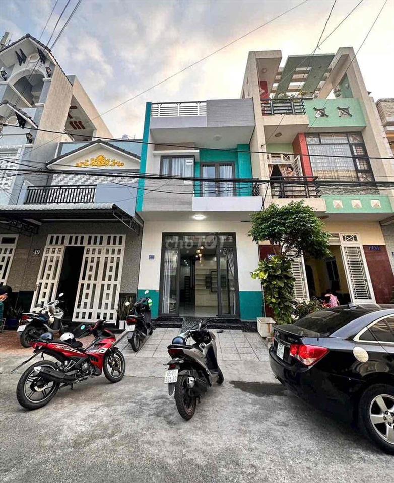 Nhà lầu sân thượng 3 phòng 3 máy lạnh KDC 91B