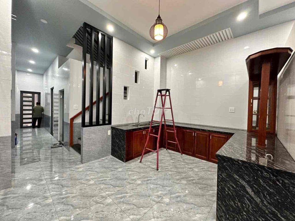 Nhà lầu sân thượng 3 phòng 3 máy lạnh KDC 91B