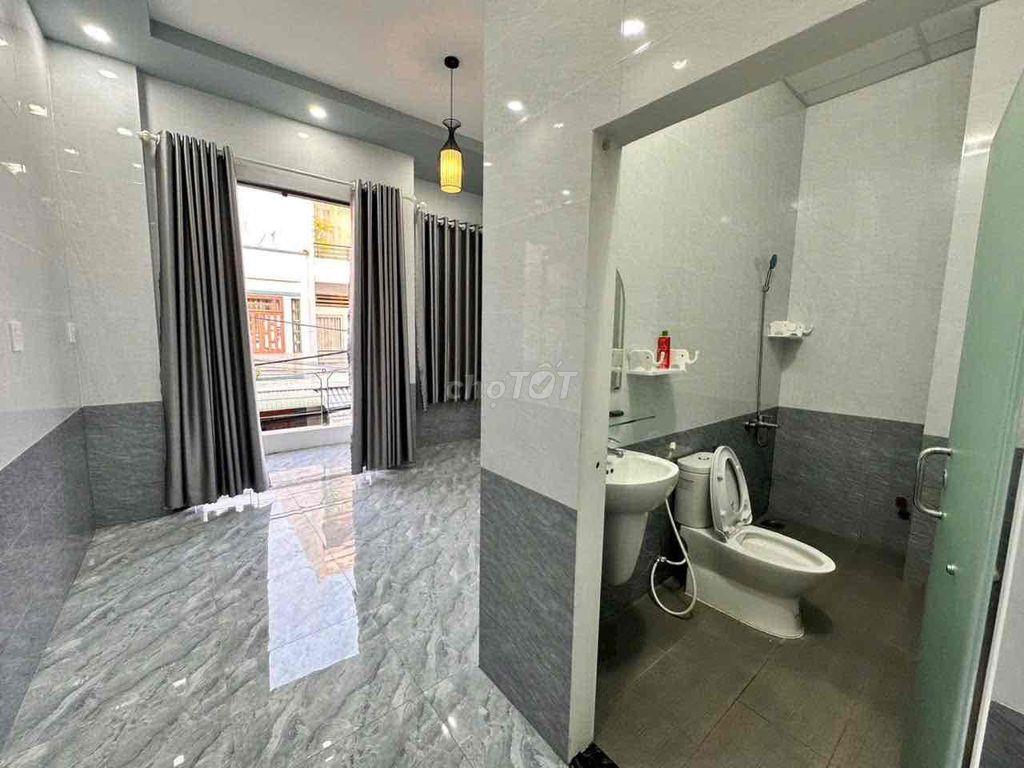 Nhà lầu sân thượng 3 phòng 3 máy lạnh KDC 91B