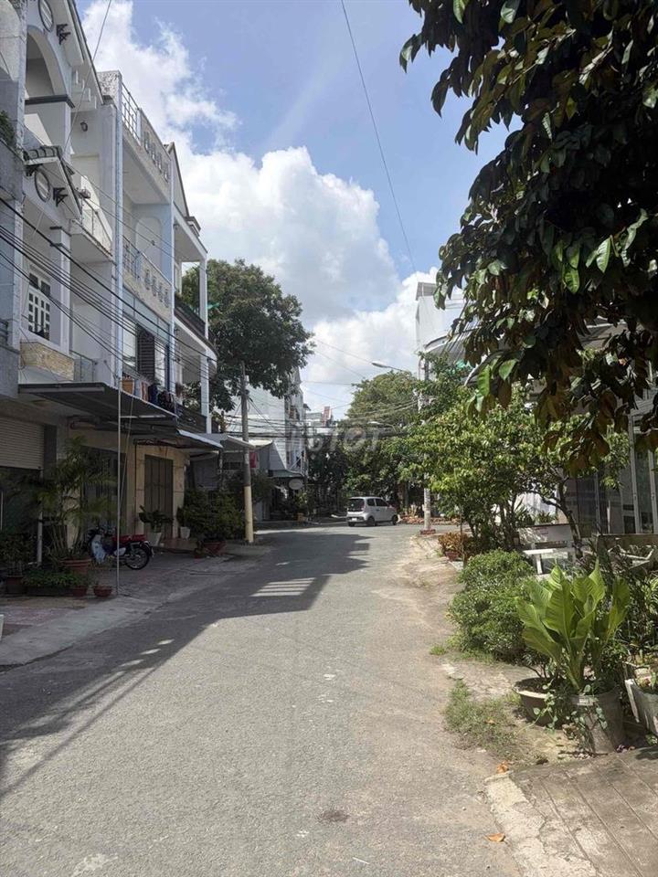 Nhà lầu sân thượng 3 phòng 3 máy lạnh KDC 91B
