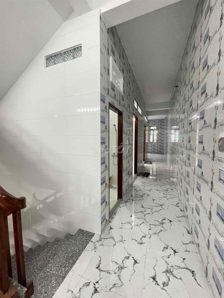Nhà trệt 2 lầu sân thượng trục chính KDC Nam Long