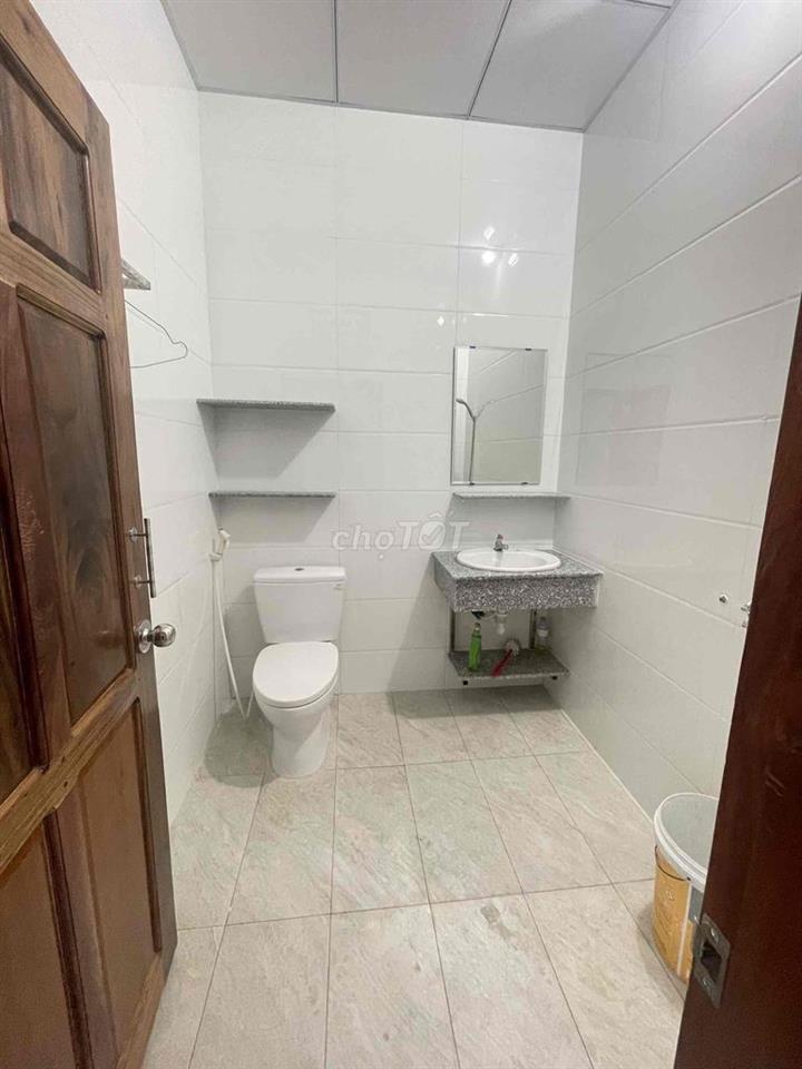 Nhà trệt 2 lầu sân thượng trục chính KDC Nam Long