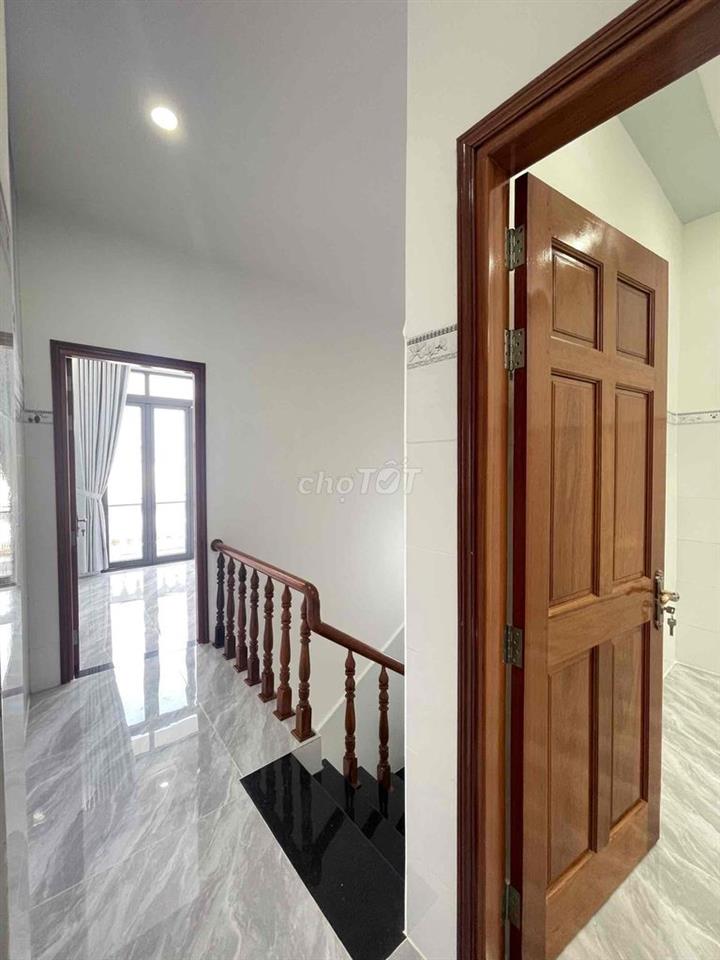 Nhà trệt 2 lầu mới hẻm Bờ Hồ Huỳnh Cương