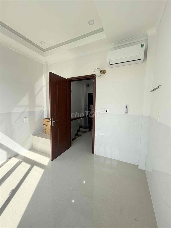 Nhà 2 lầu 3 phòng 3 máy lạnh hẻm Trần Hưng Đạo