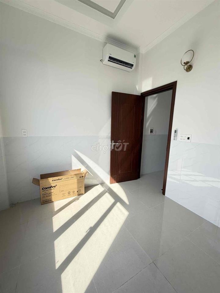 Nhà 2 lầu 3 phòng 3 máy lạnh hẻm Trần Hưng Đạo