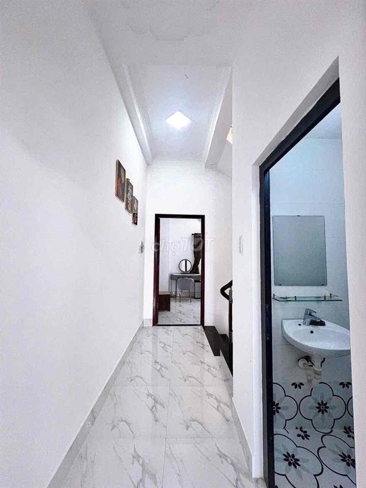 Nhà 5 phòng full nội thất kdc Công Trình 8