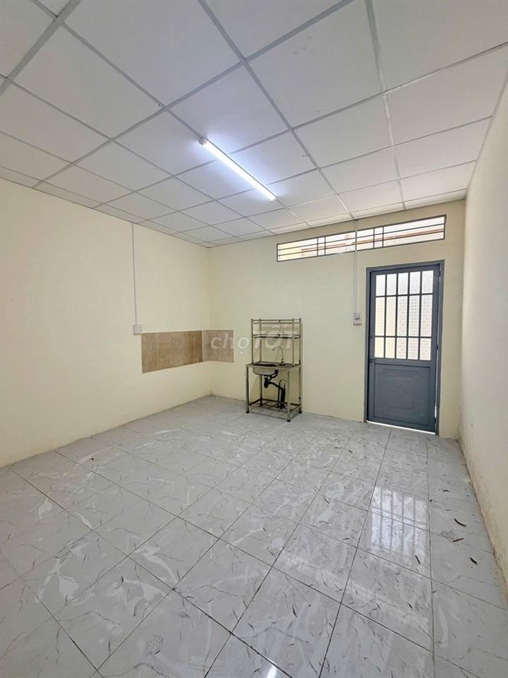 Nhà trệt trống suốt mặt tiền đường Võ Văn Kiệt 5 triệu