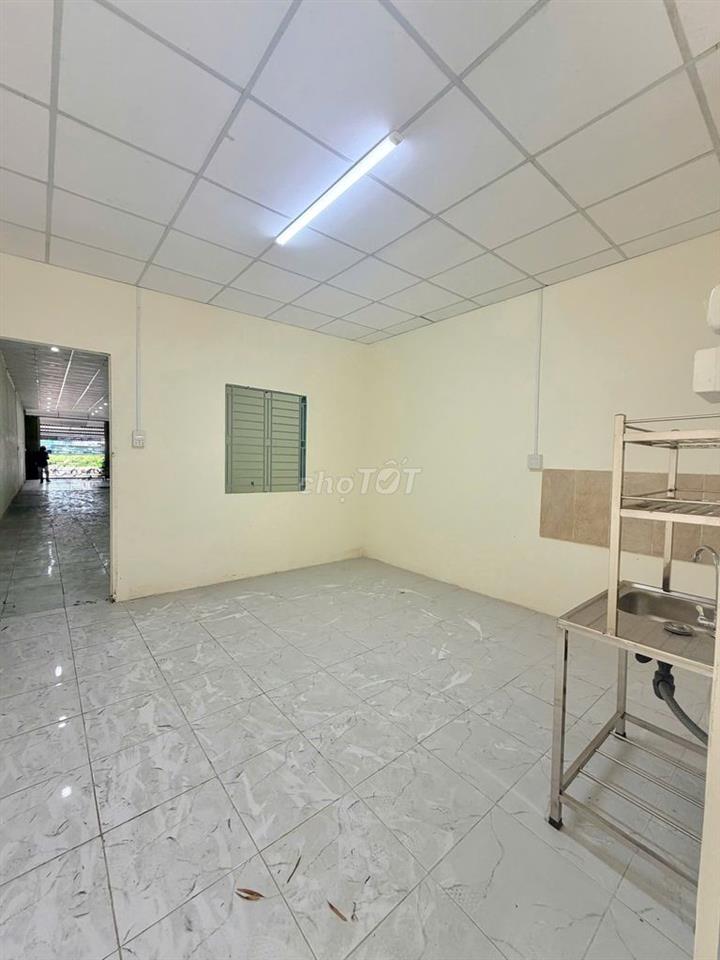 Nhà trệt trống suốt mặt tiền đường Võ Văn Kiệt 5 triệu