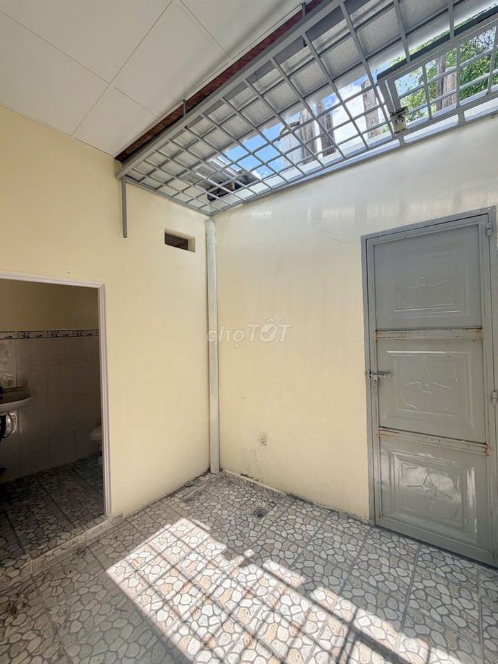 Nhà trệt trống suốt mặt tiền đường Võ Văn Kiệt 5 triệu