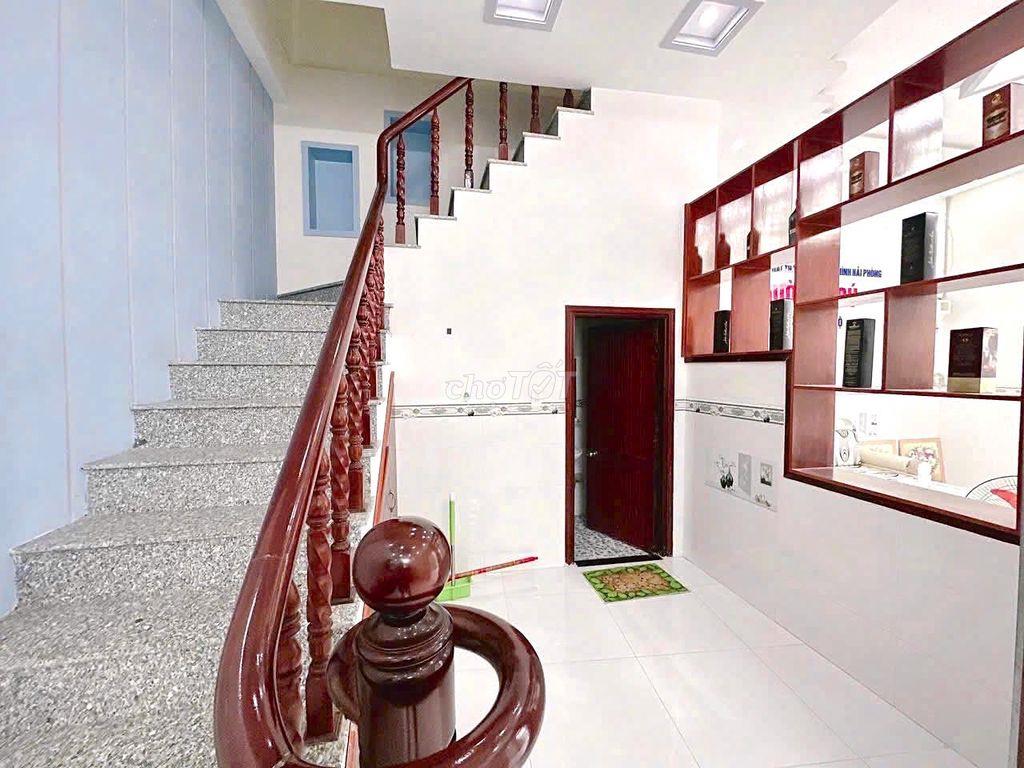 Nhà trệt lầu 2PN có nội thất góc KDC Hồng Phát 8,5 triệu