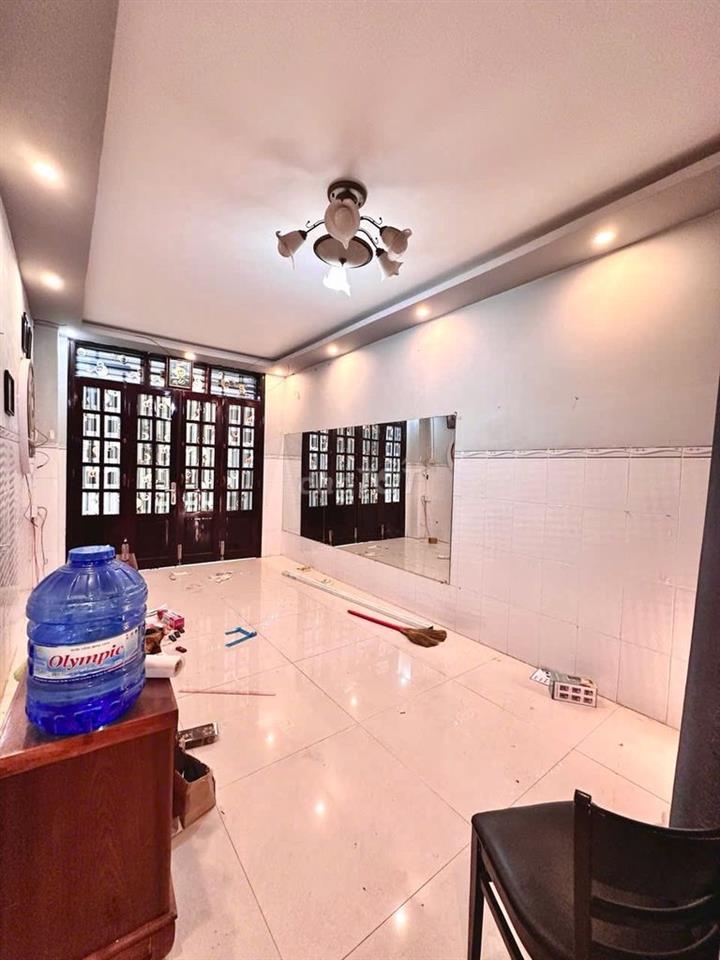 Nhà 2 lầu 3PN có nội thất hẻm đường Đại Lộ Hòa Bình chỉ 5,5 triệu