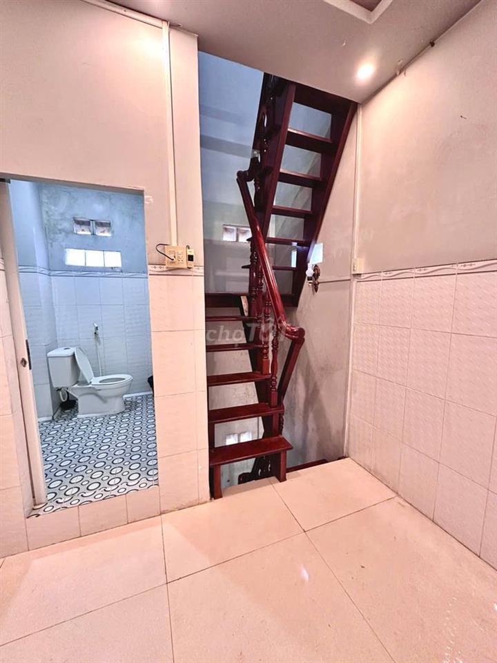 Nhà 2 lầu 3PN có nội thất hẻm đường Đại Lộ Hòa Bình chỉ 5,5 triệu