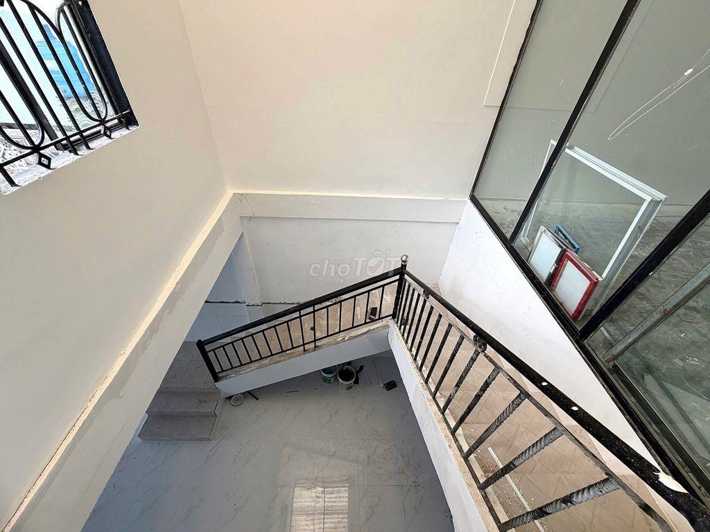 Nhà trệt lửng 4PN ngang 6m mặt tiền đường Nguyễn Văn Cừ chỉ 35 triệu