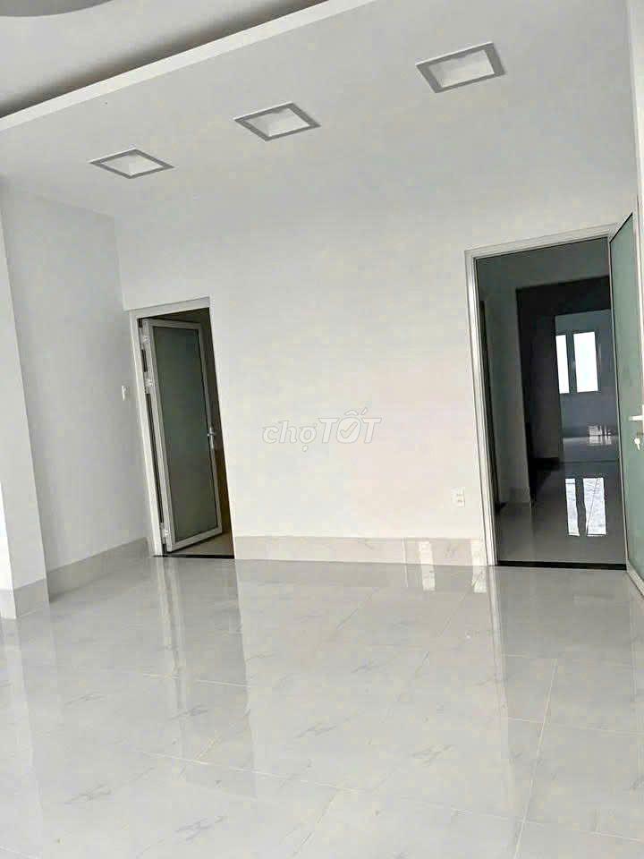 Nhà 3 lầu 6PN mặt tiền đường Trần Hoàng Na chỉ 22 triệu