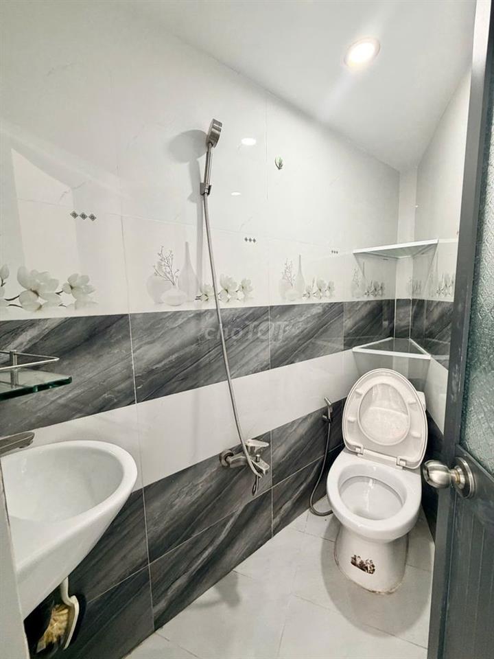 Nhà trệt lầu 2PN hẻm đường Hùng Vương chỉ 6,5 triệu