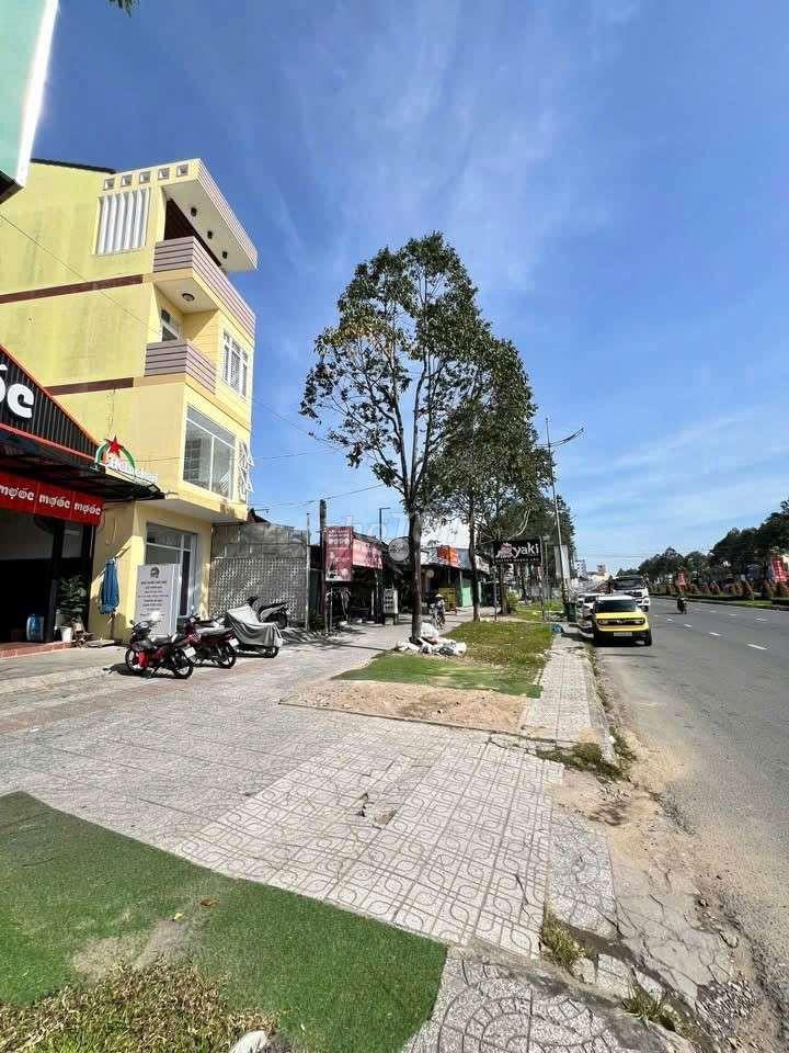 Nhà trệt 3 lầu đường Võ Văn Kiệt chỉ 16 triệu