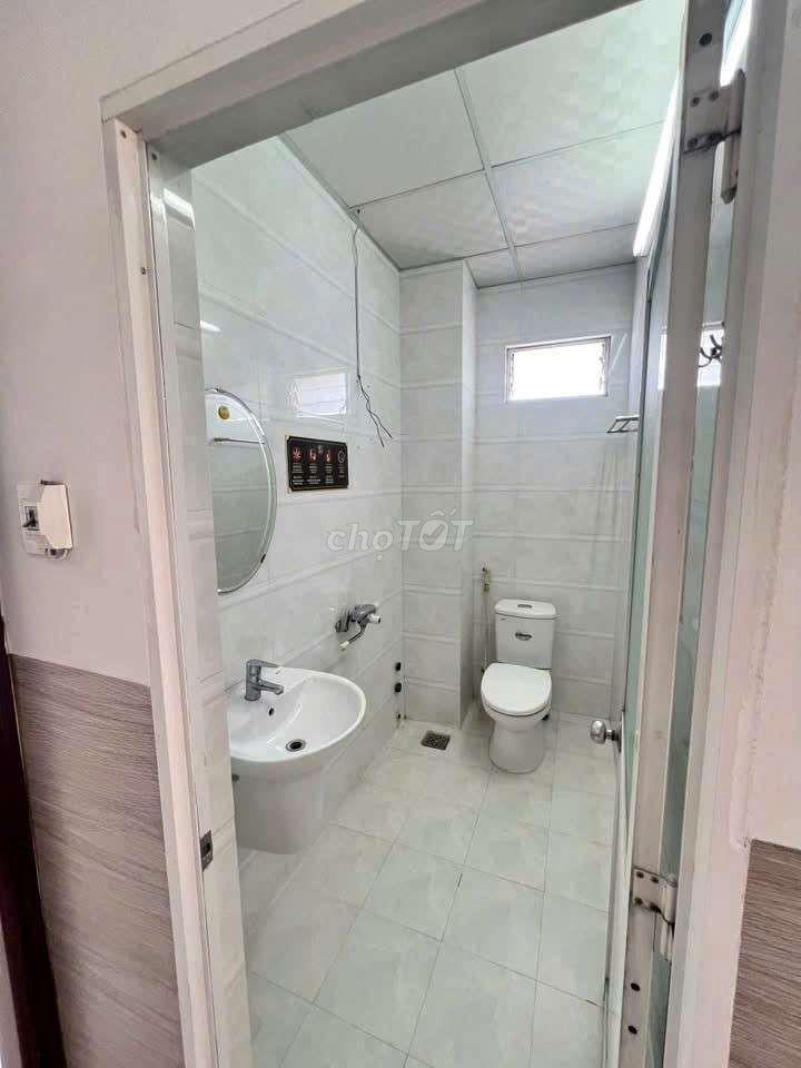 Nhà trệt 3 lầu đường Võ Văn Kiệt chỉ 16 triệu