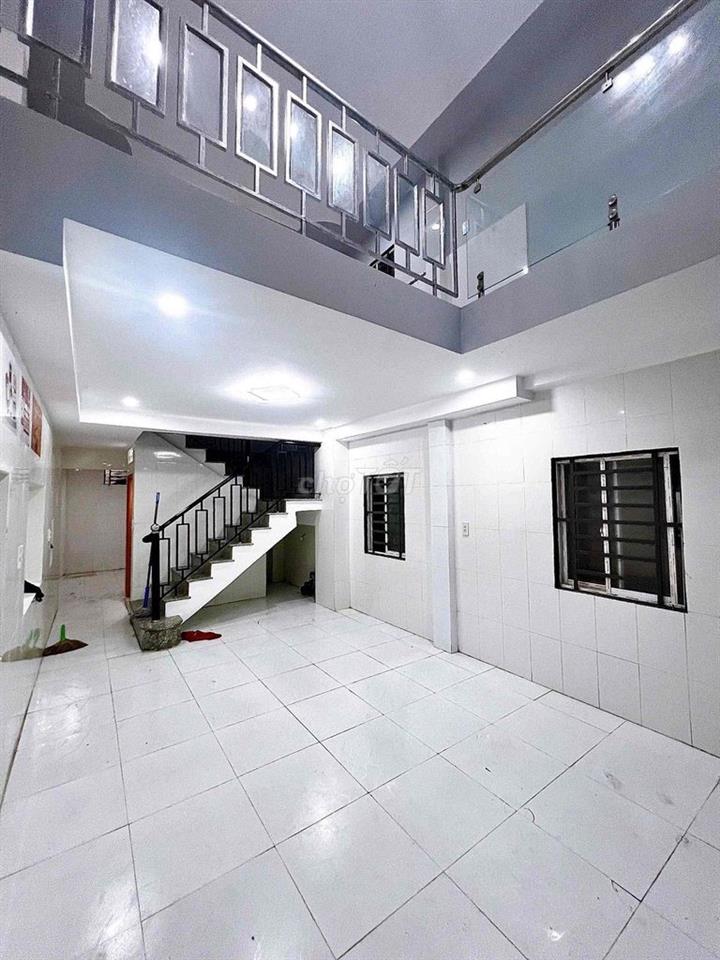 CHO THUÊ NHÀ TRỆT LỬNG LẦU 3 PHÒNG NGỦ HẺM 89 HUỲNH THÚC KHÁNG GẦN CHO