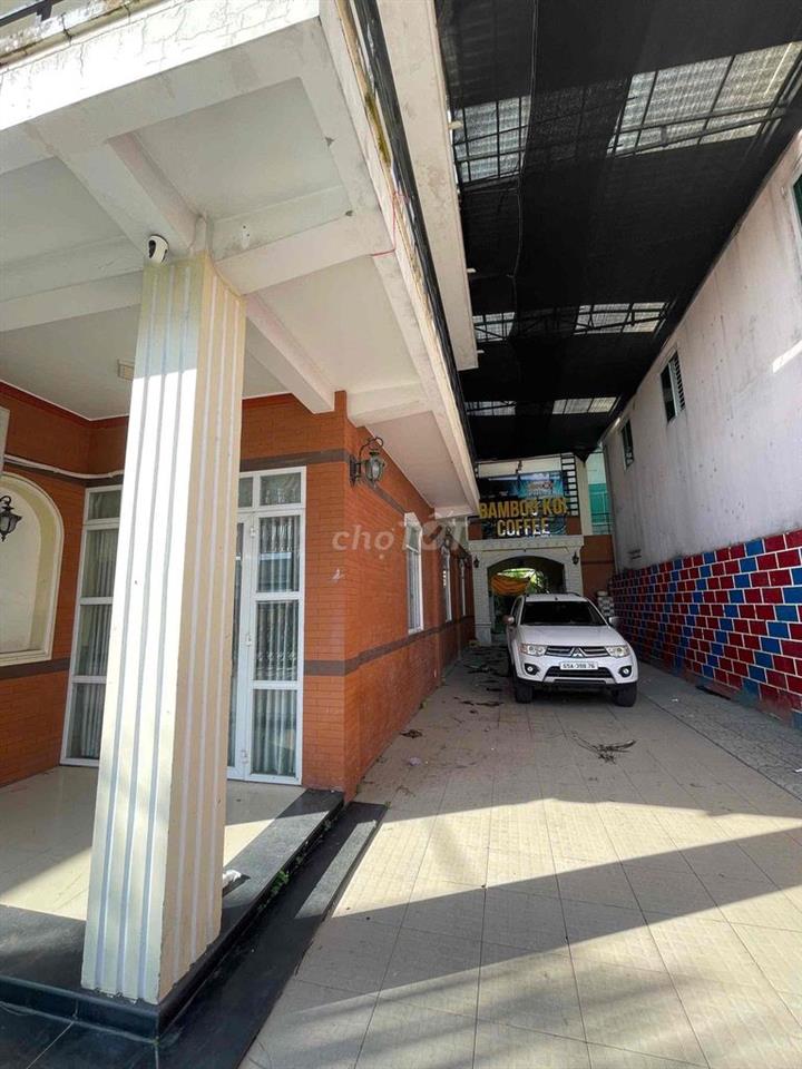 Mặt bằng và nhà 8 phòng ngủ