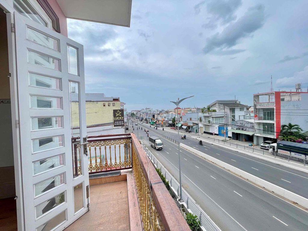 Nhà rộng - Trần Hoàng Na
