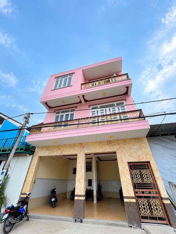 Nhà rộng - Trần Hoàng Na