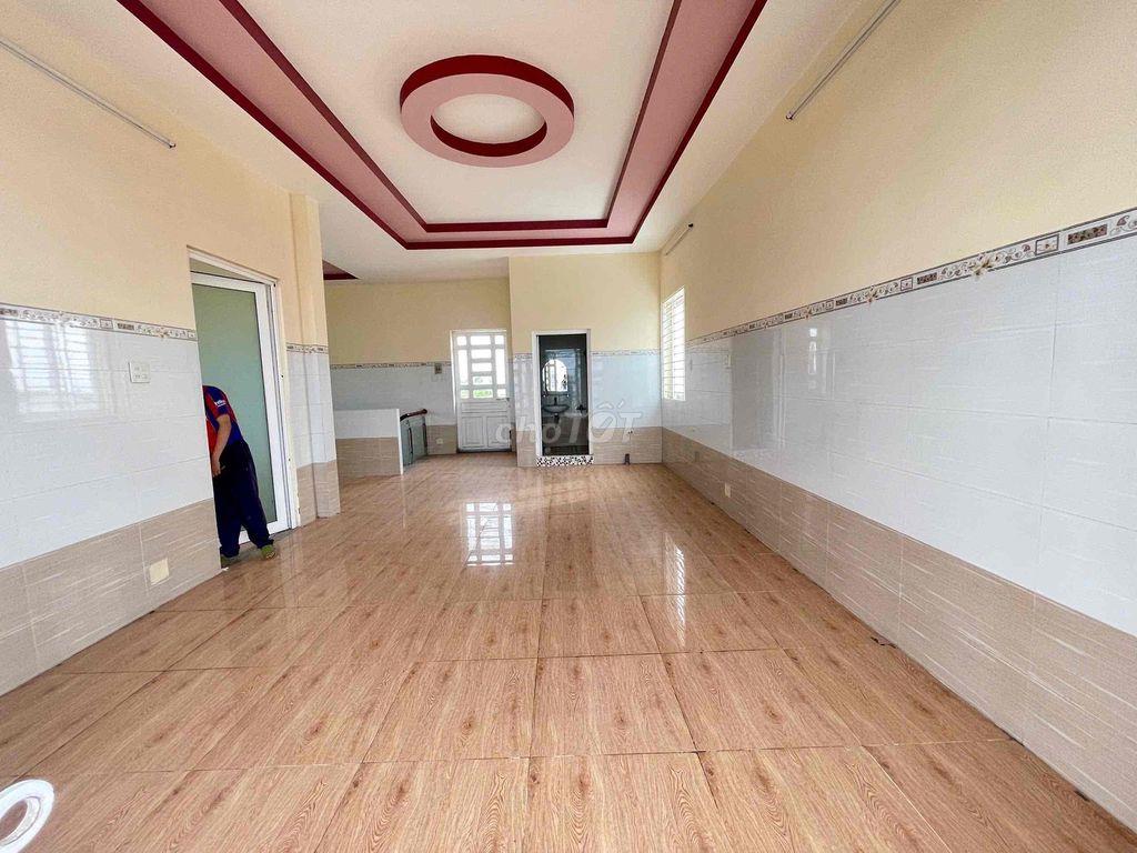 Nhà rộng - Trần Hoàng Na
